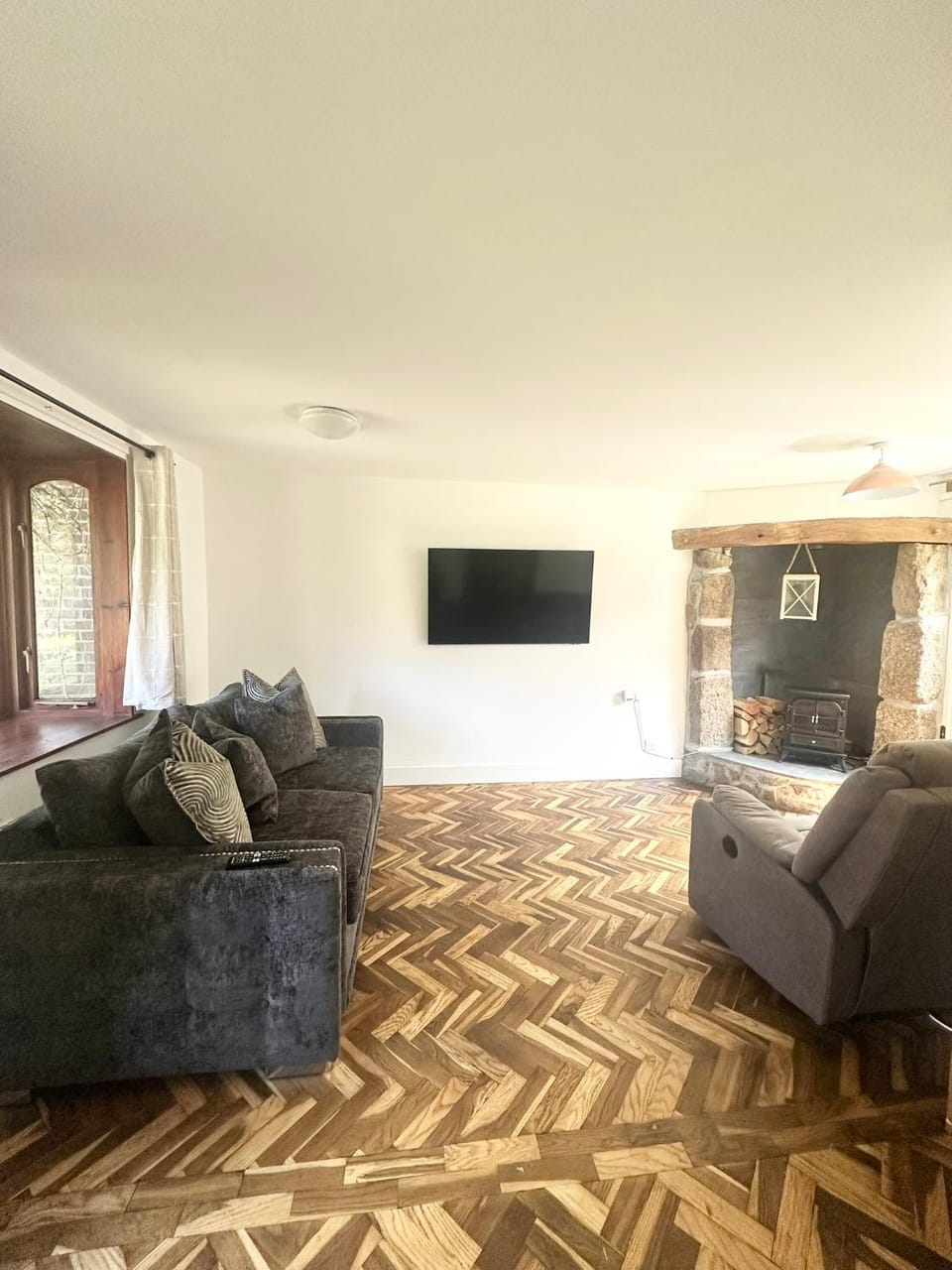TV and multimedia, Living room, Seating area, Evening entertainment