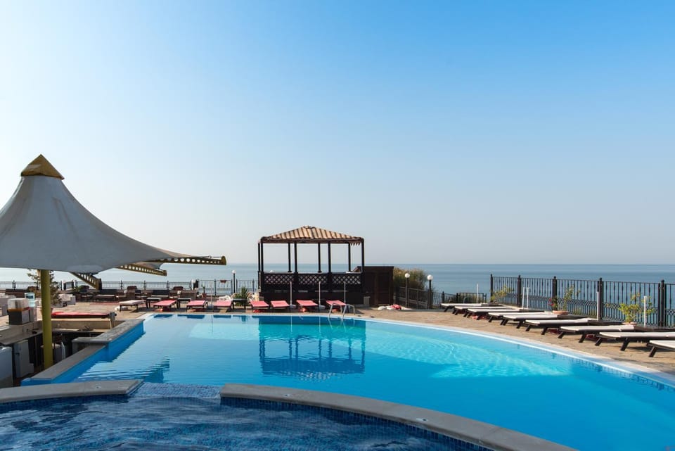 Day, Swimming pool