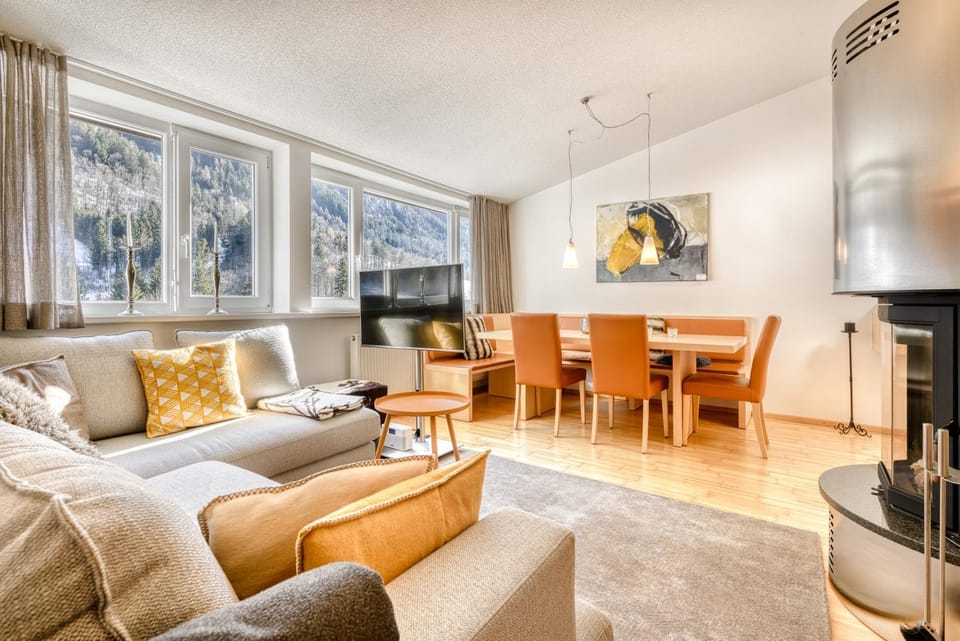 TV and multimedia, Living room, Dining area, flat iron