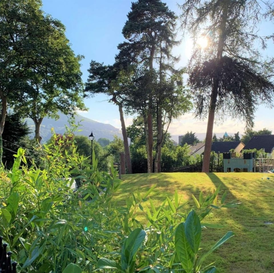 Beautiful Retreat - Hot Tub, Stunning Views & Late Checkout - Abergavenny House in Abergavenny