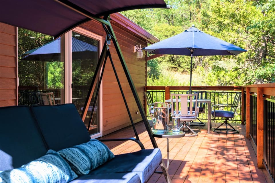 Property building, Patio, Spring, Day, Garden, View (from property/room), Balcony/Terrace, Balcony/Terrace, Seating area, Garden view, sunbed