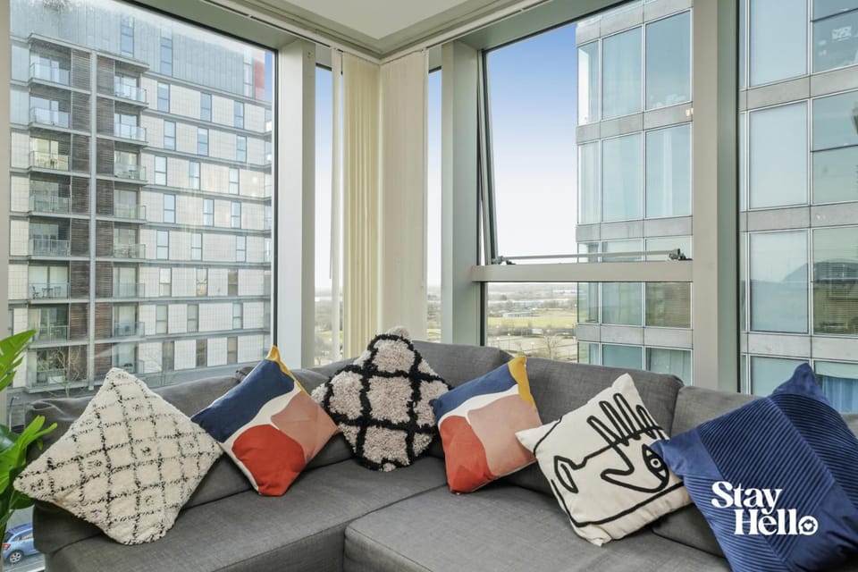 View (from property/room), Living room, Seating area, City view