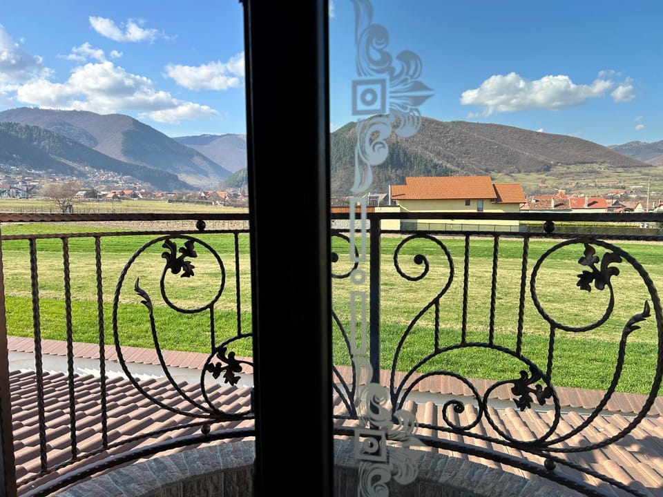 Nearby landmark, Natural landscape, View (from property/room), Balcony/Terrace, Mountain view