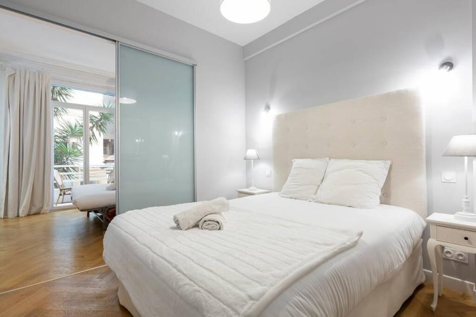 Bed, towels