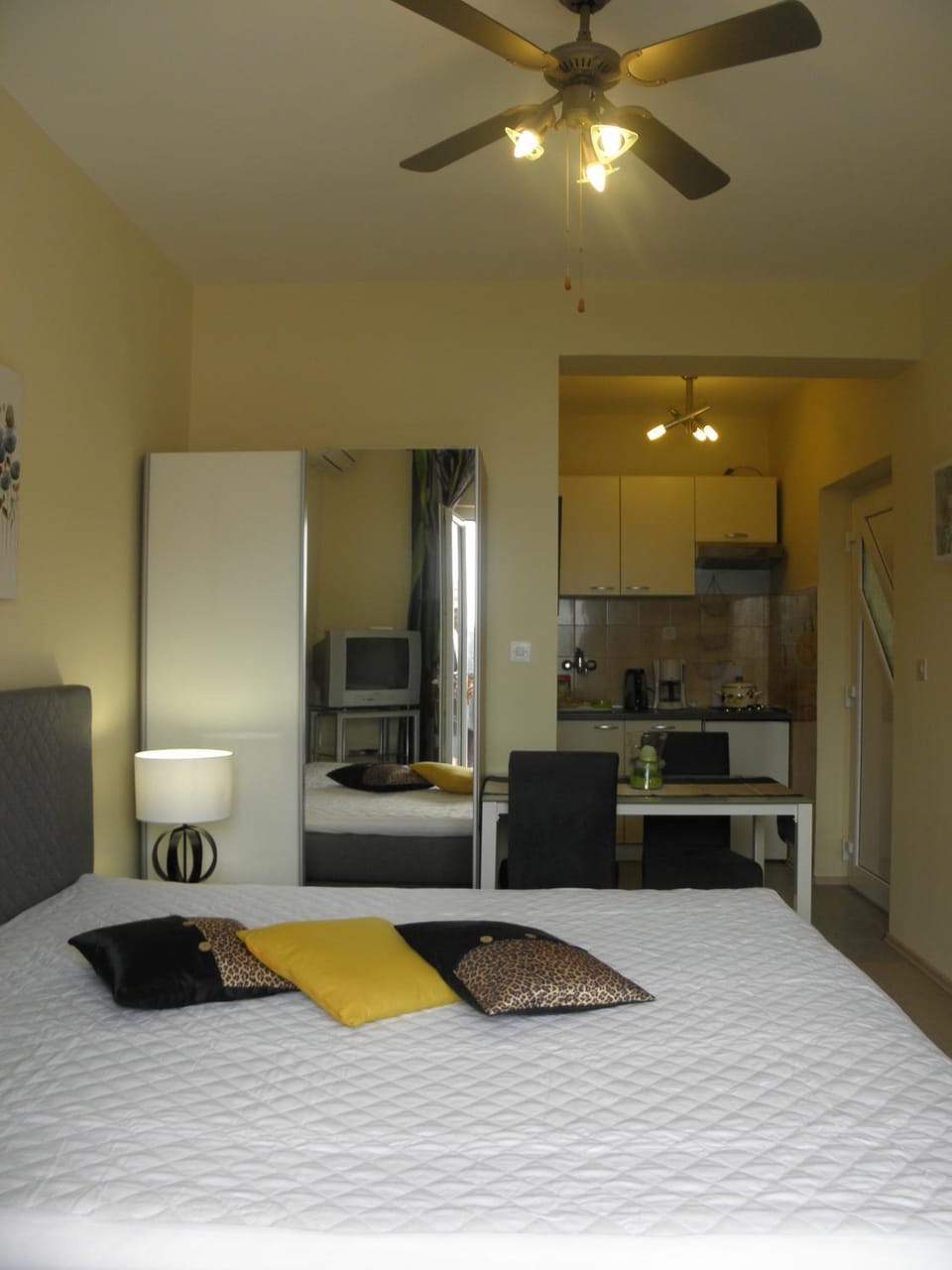 Bed, Living room, Decorative detail, Seating area, Dining area, Bedroom