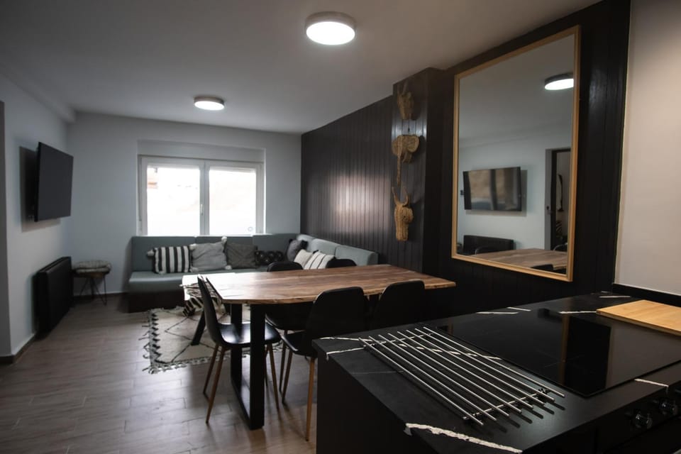 Communal lounge/ TV room, TV and multimedia, Living room, Dining area