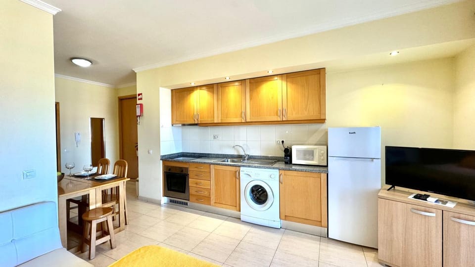 Kitchen or kitchenette, Dining area, washing machine