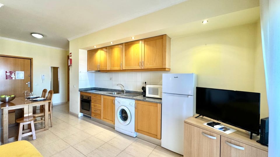 Kitchen or kitchenette, Dining area, oven, washing machine