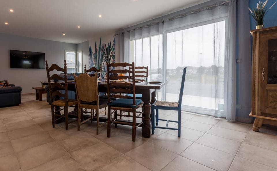 Seating area, Dining area
