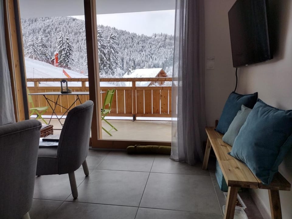 Balcony/Terrace, Living room, Mountain view