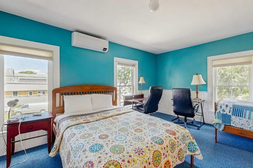Bed, Seating area, Bedroom