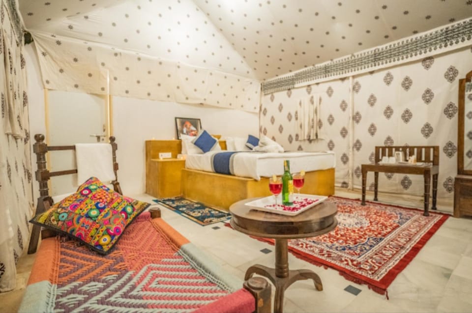 Bed, Living room, Photo of the whole room, Seating area, Bedroom