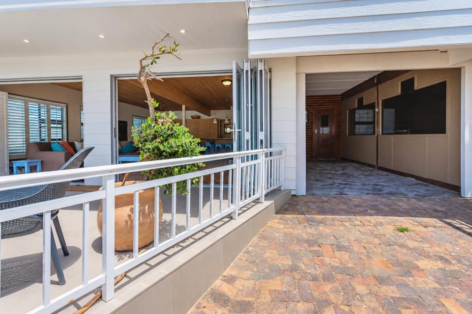 Facade/entrance, Balcony/Terrace, Parking