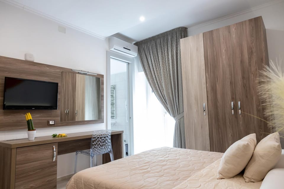 Bed, TV and multimedia, Photo of the whole room