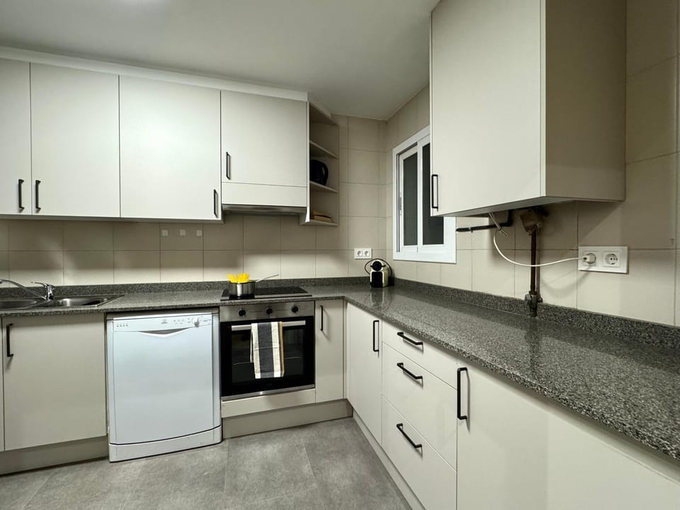 Coffee/tea facilities, dishwasher, oven