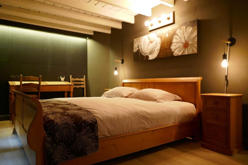 Property building, Bed, Seating area, Bedroom
