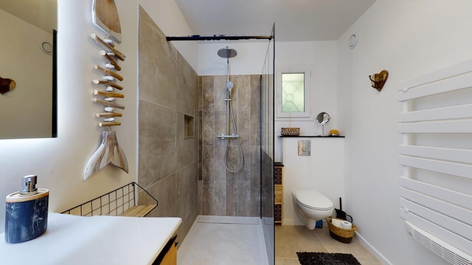 Shower, Toilet, Bathroom, towels