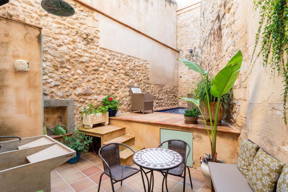 Property building, Balcony/Terrace, Living room