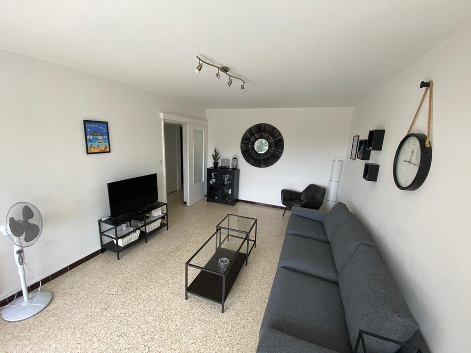 Communal lounge/ TV room, TV and multimedia, Living room, Seating area