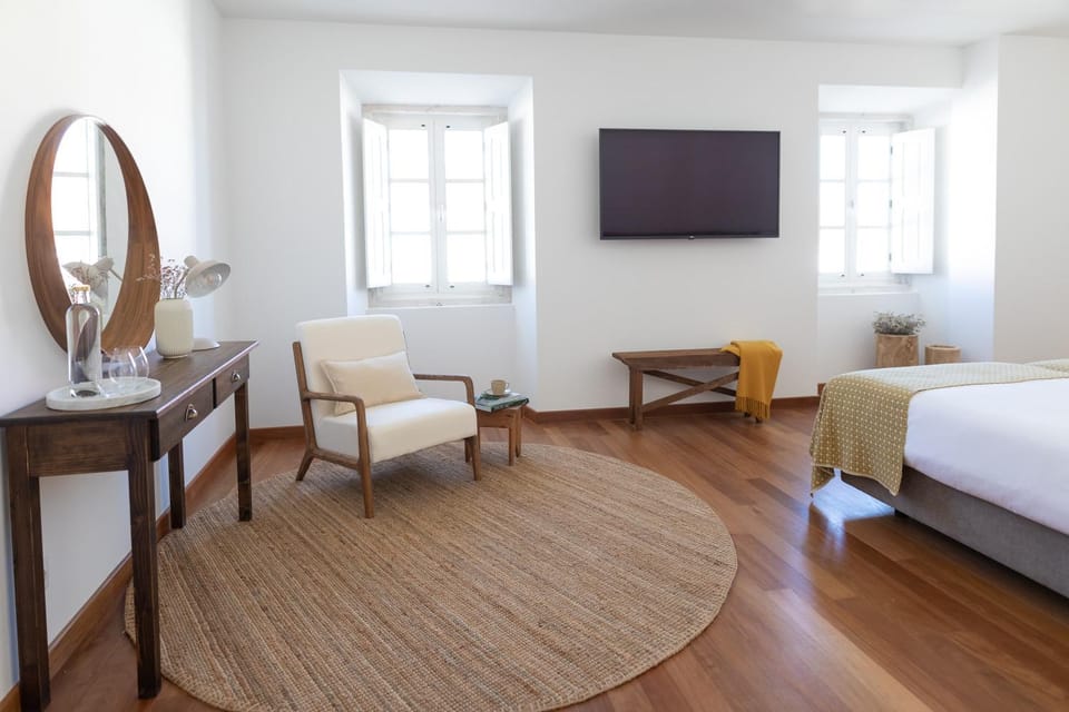Bed, TV and multimedia, View (from property/room), Decorative detail, Bedroom, City view, hair dresser