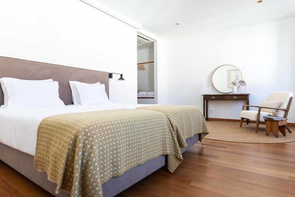 Bed, View (from property/room), Decorative detail, Bedroom, City view, hair dresser
