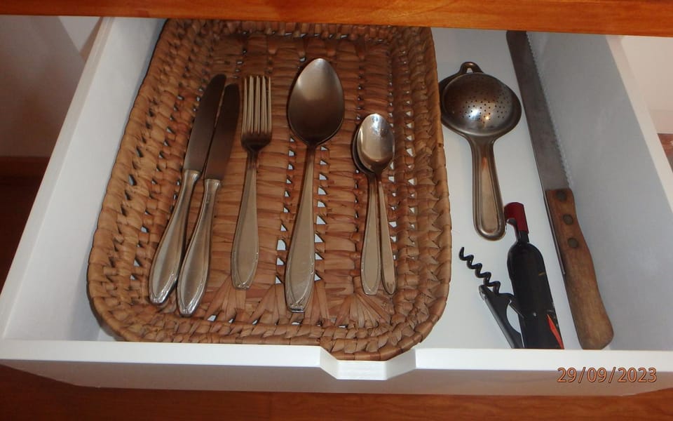Coffee/tea facilities, Food and drinks, Meals