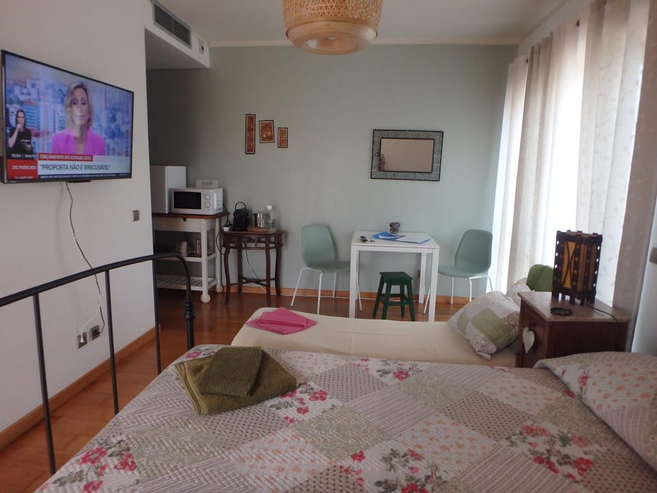 Bed, TV and multimedia, Coffee/tea facilities, Seating area, Dining area, microwave, minibar