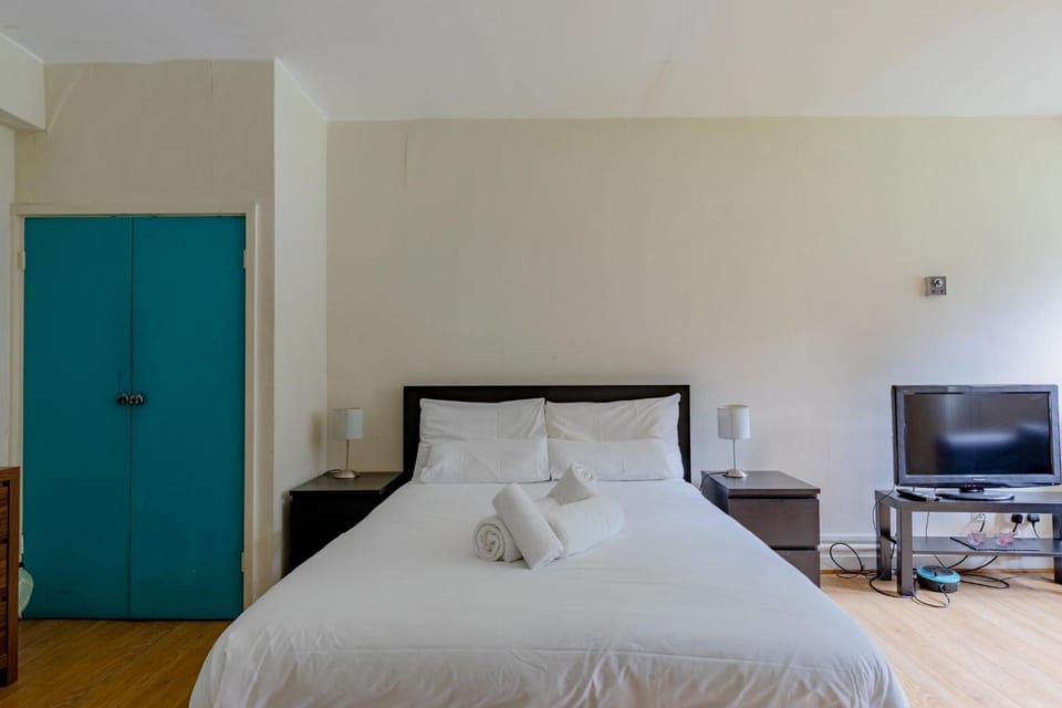 Bright Studio near Borough and The Shard Apartment in London Borough of Southwark