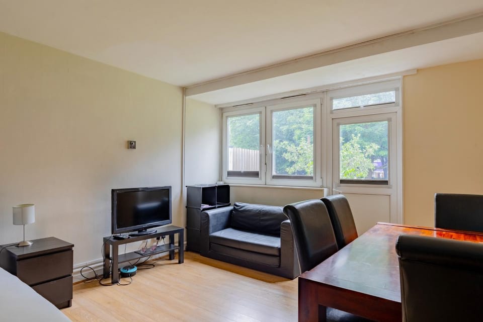 Bright Studio near Borough and The Shard Apartment in London Borough of Southwark