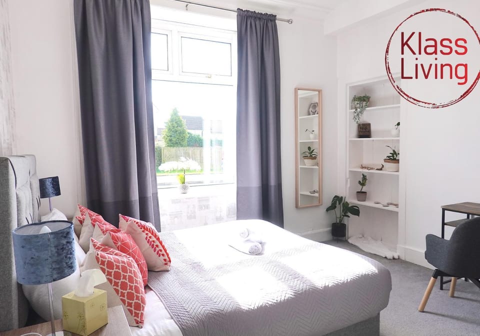 Bed, Decorative detail, Bedroom, Guests, group of guests, cot, Family