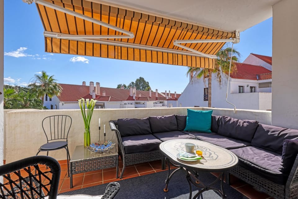 Property building, Balcony/Terrace, Living room