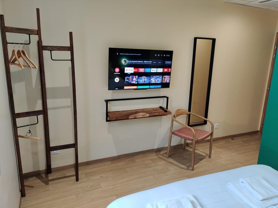 TV and multimedia, Photo of the whole room, Bedroom