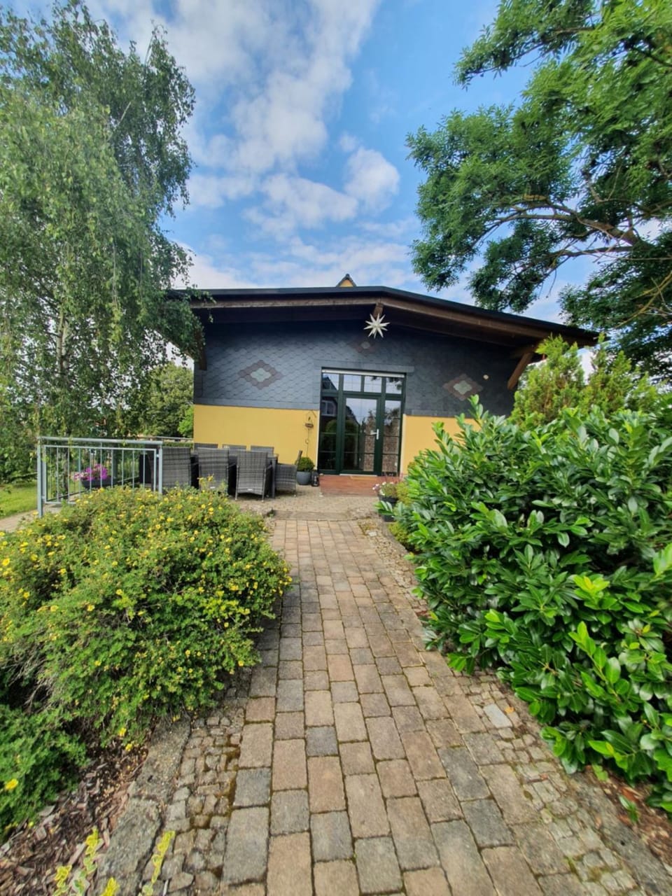 Property building, Day, Garden, Garden view