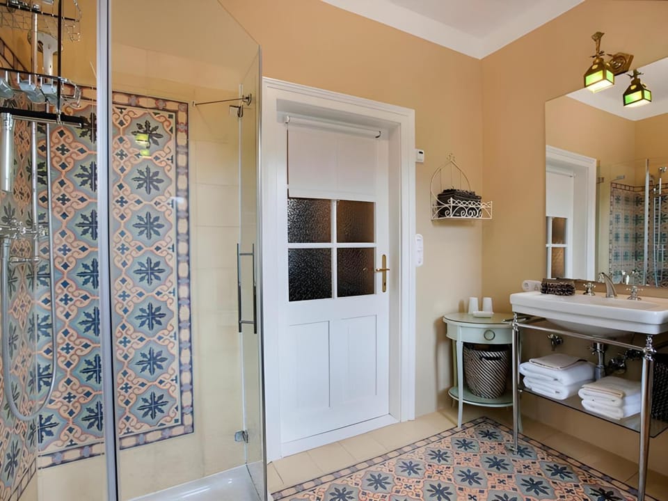 Shower, Bathroom, towels