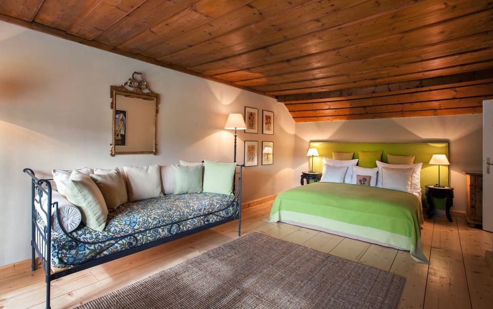 Bed, Photo of the whole room, Seating area, Bedroom