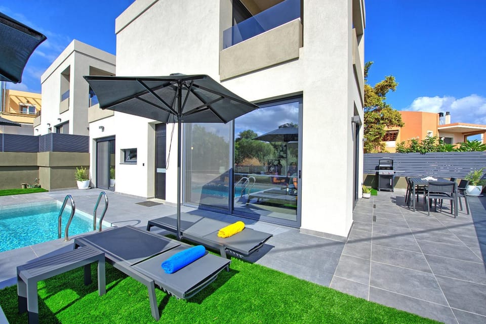 Property building, Garden, Swimming pool