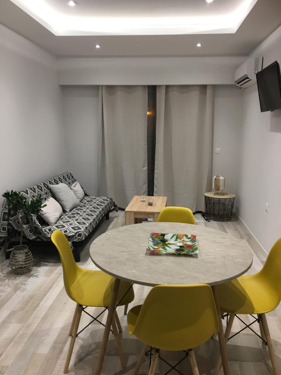 TV and multimedia, Living room, Seating area, Dining area