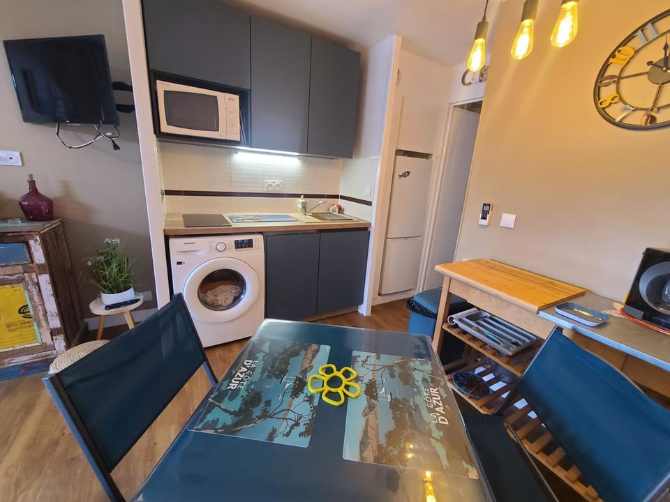Kitchen or kitchenette, Dining area, stove, washing machine