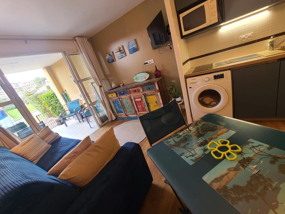Kitchen or kitchenette, Living room, Seating area, Dining area, pet friendly, stove, washing machine