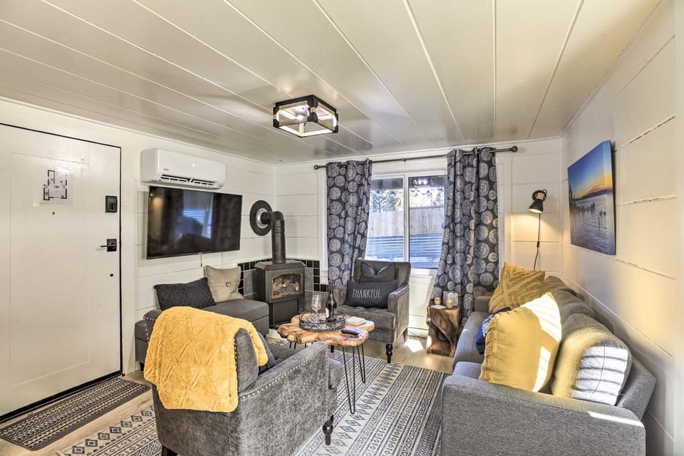 Walk to Lake Tahoe: Cozy Zephyr Cove Cabin! Cabin in Lincoln Park
