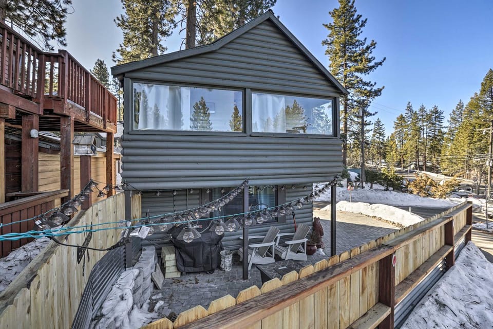 Walk to Lake Tahoe: Cozy Zephyr Cove Cabin! Cabin in Lincoln Park