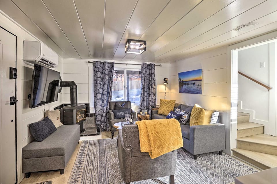 Walk to Lake Tahoe: Cozy Zephyr Cove Cabin! Cabin in Lincoln Park