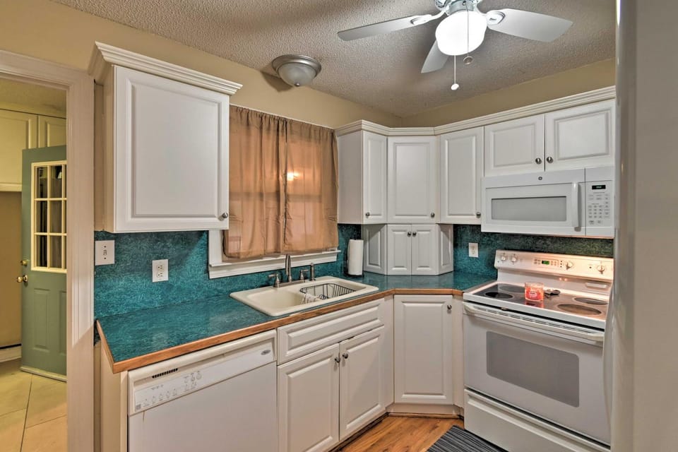< 1 Mi to Downtown Lillington: Home w/ Deck House in North Carolina