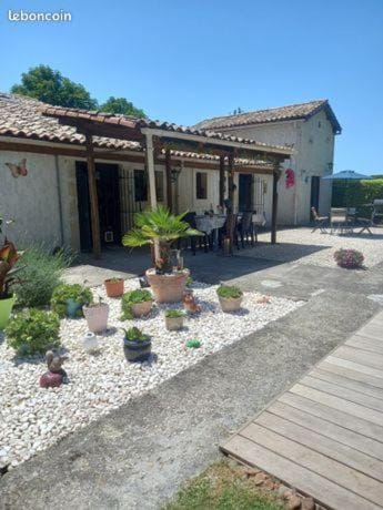 Property building, Facade/entrance, Garden