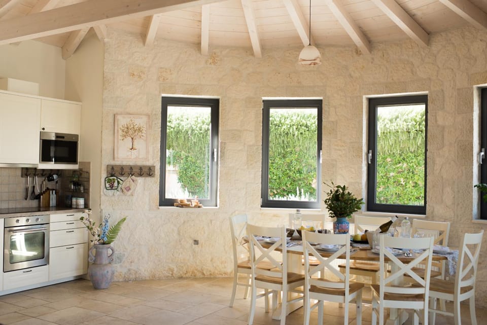 Dining area, pet friendly