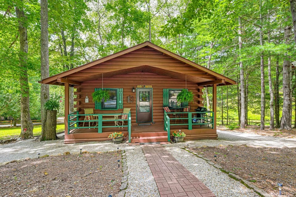 11 Mi to Dtwn: Franklin Cabin w/ Porch! Cabin in Tennessee