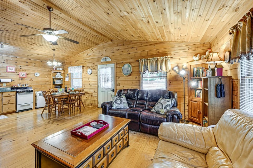 11 Mi to Dtwn: Franklin Cabin w/ Porch! Cabin in Tennessee