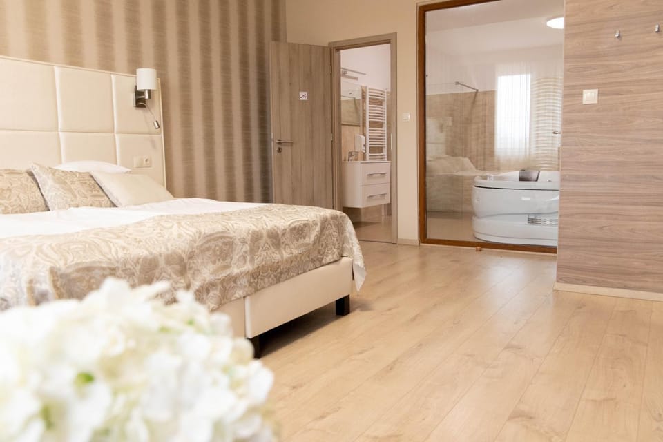 Bed, Bathroom, Photo of the whole room, Bedroom