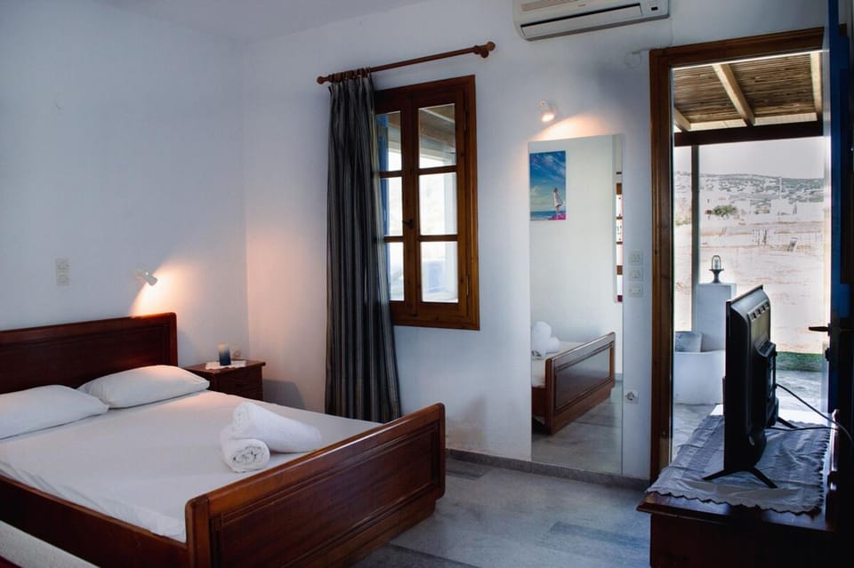 Bed, TV and multimedia, Photo of the whole room, Bedroom, towels, air conditioner