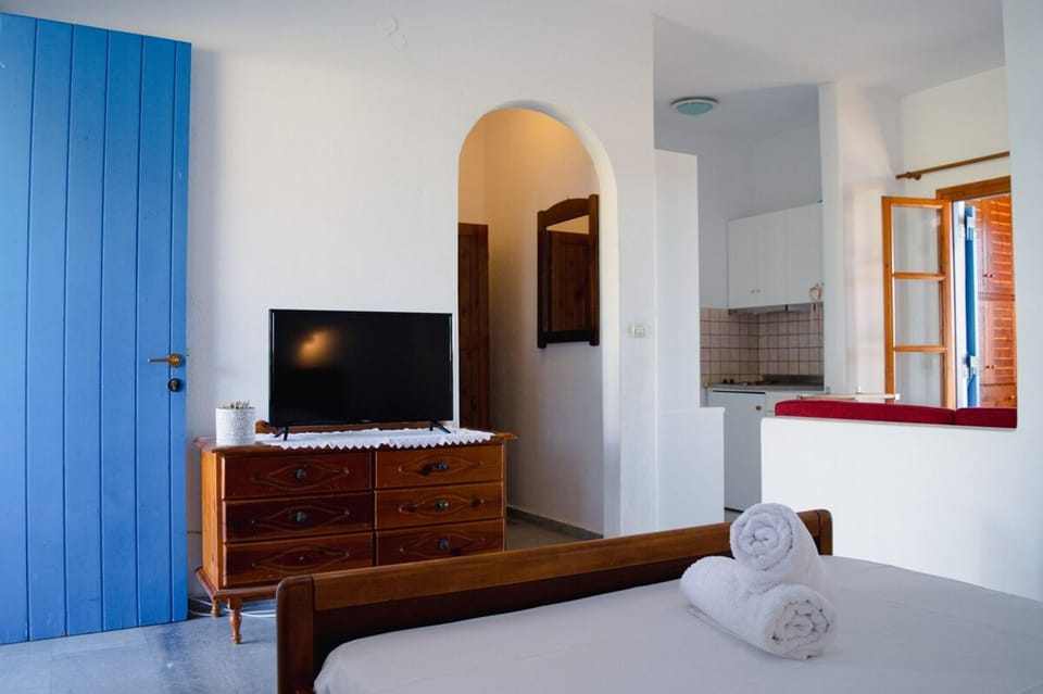 Bed, TV and multimedia, Photo of the whole room, Bedroom, towels